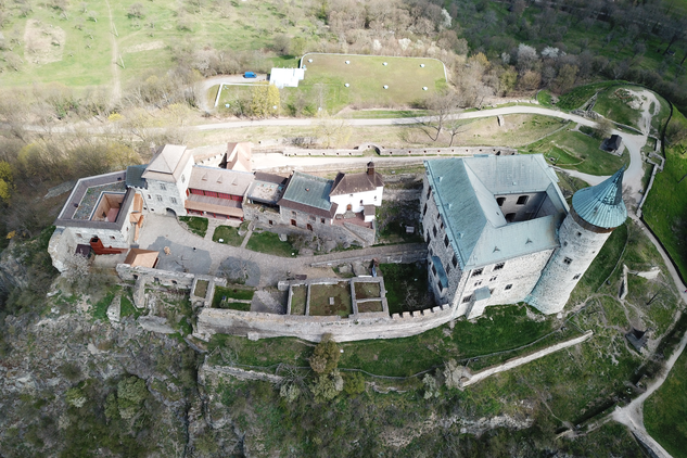 Na hradě Kunětická hora je právě ukončován projekt Kunětická hora Dušana Jurkoviče – básníka dřeva