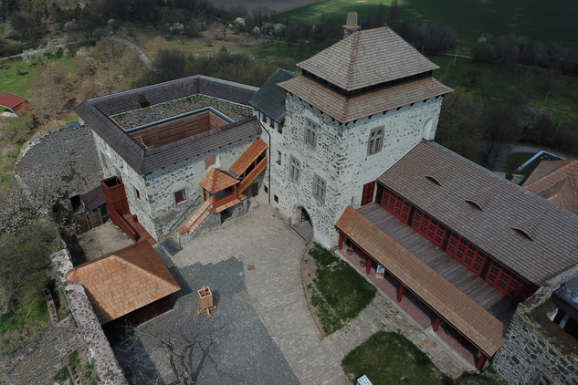 Pohled na obnovené části hradu Kunětická hora